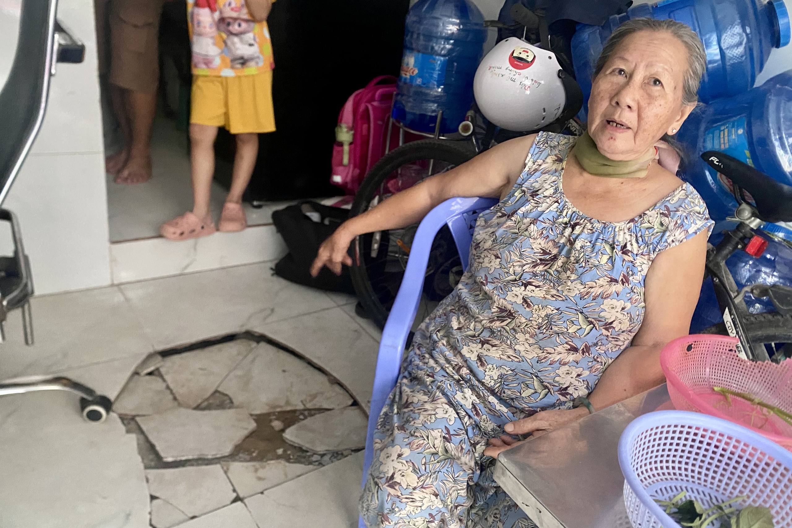 Phường lún nhanh nhất TP.HCM 'chìm' gần 1 mét: Nhiều nhà dân nứt tường, vỡ nền- Ảnh 1.