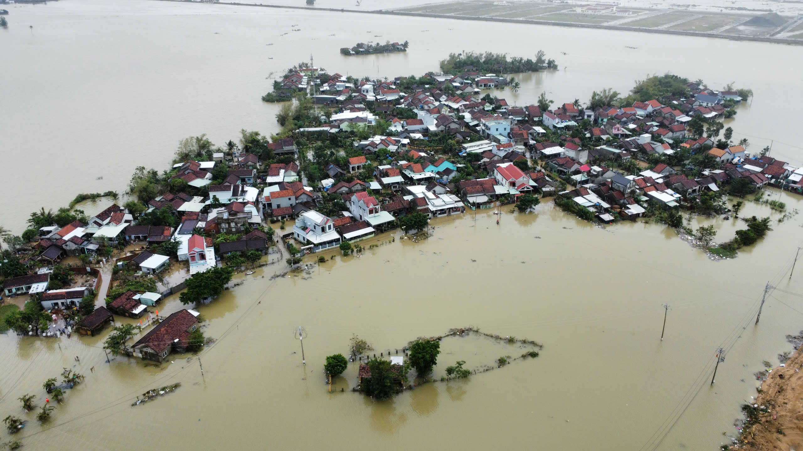 Rốn lũ hòa Xuân tan hoang cần cứu trợ khẩn cấp cho người dân bị ảnh hưởng - Ảnh 1.