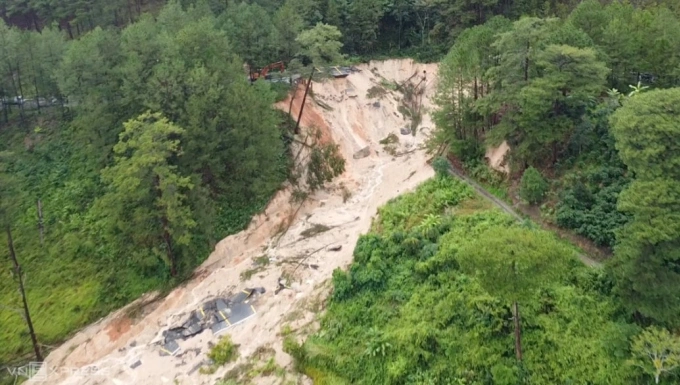 Đoạn đèo Mimosa trên quốc lộ 20 bị sạt lở khối lượng lớn, dự kiến thông xe vào 30/11. Ảnh:Khánh Hương - Trường Hà