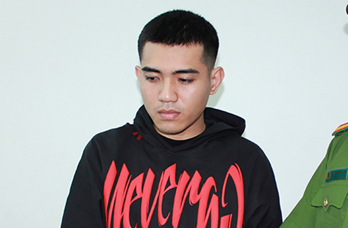 Hồ Ngọc Tuấn (trái) tại cơ quan điều tra lúc bị bắt. Ảnh: Bảo Trân