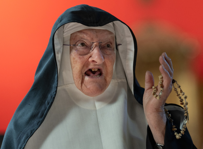 Sơ Bernadette, 88 tuổi, phát biểu trước hơn một chục người ủng hộ và cựu học sinh tại nhà nguyện tu viện Lâu đài Goldenstein, thị trấn Elsbethen, ngày 20/9. Ảnh: AFP