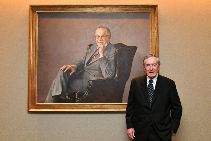 Bác sĩ Thomas Frist Jr. bên bức chân dung của cha, ông Thomas Frist Sr. Ảnh: Fanpage HCA Healthcare