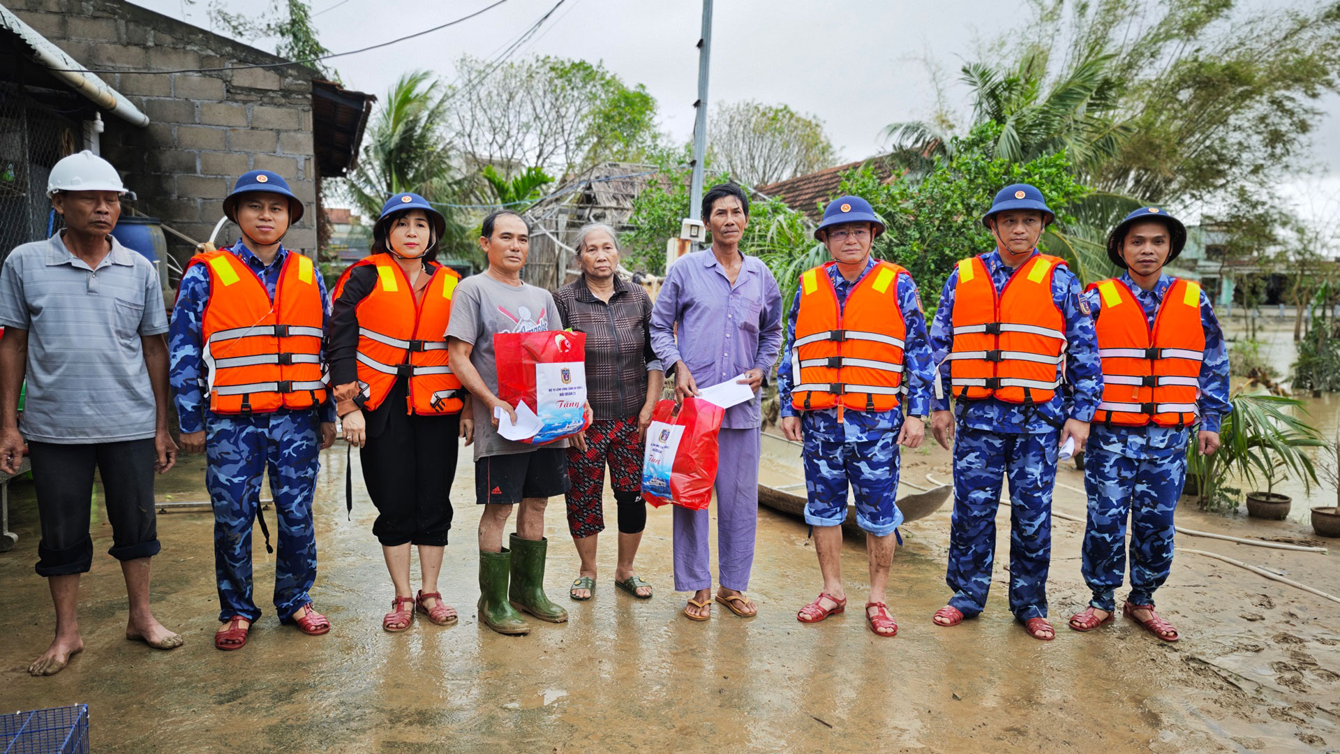 Những bước chân đi về phía nhân dân giữa mưa lũ- Ảnh 2.