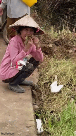 Miếng bánh ăn vội mà ngon đến nghẹn: Những chiếc bánh chưng, bánh tét đậm nghĩa tình đồng bào- Ảnh 1.