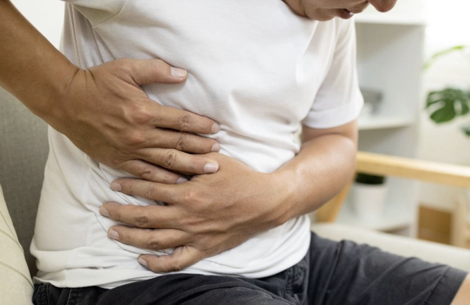 Đau bụng có thể do nhiều nguyên nhân. Ảnh:The Mirror