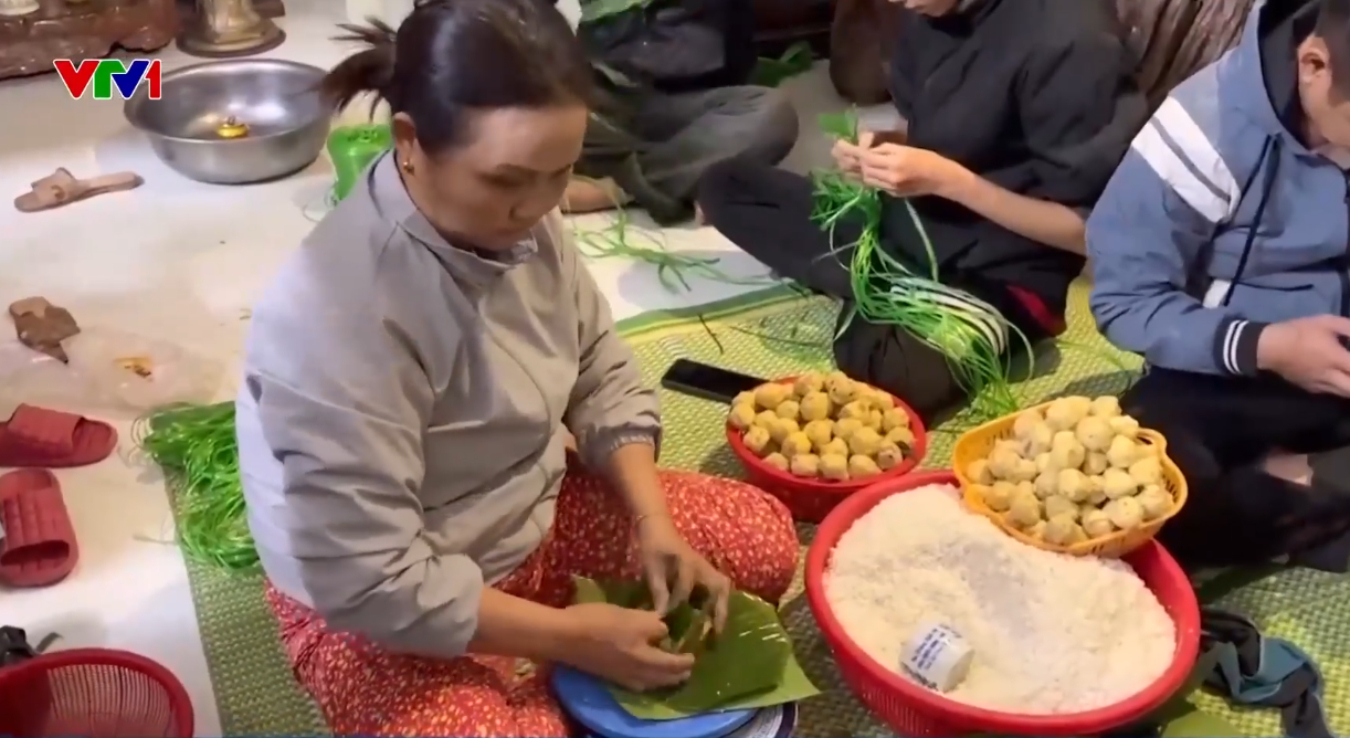 Khi cả nước cùng gói bánh chưng cho miền Trung: Những đêm trắng của tình người!- Ảnh 14. Khi cả nước cùng gói bánh chưng cho miền Trung: Những đêm trắng của tình người!- Ảnh 14.