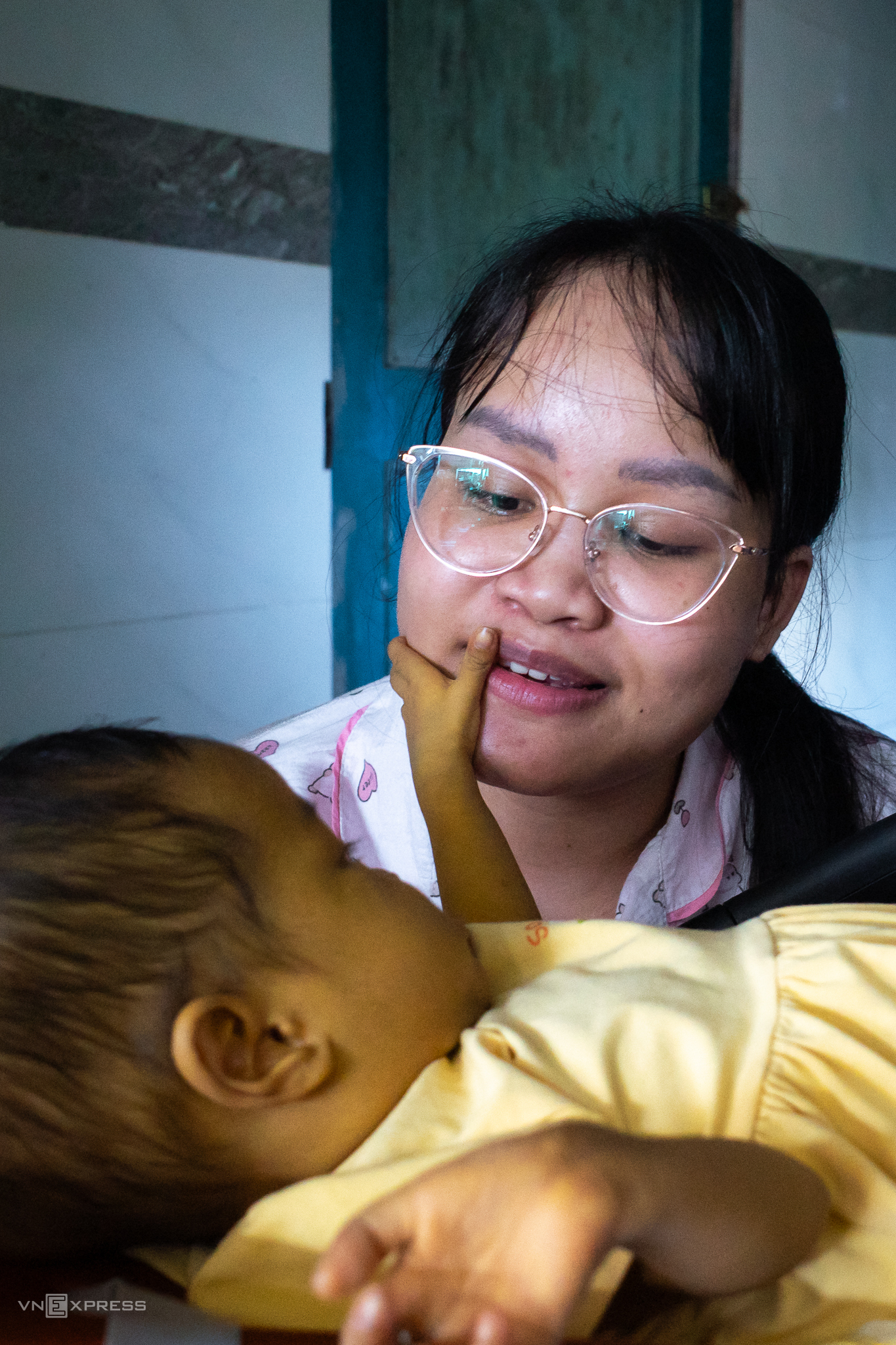 Nhung dua tre mang qua bom no cham
