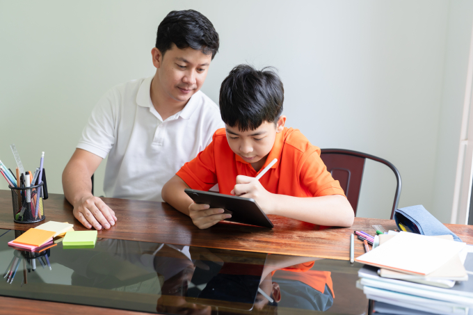 Bố hướng dẫn con tìm hiểu về giới tính, sức khỏe. Ảnh minh họa: Vecteezy