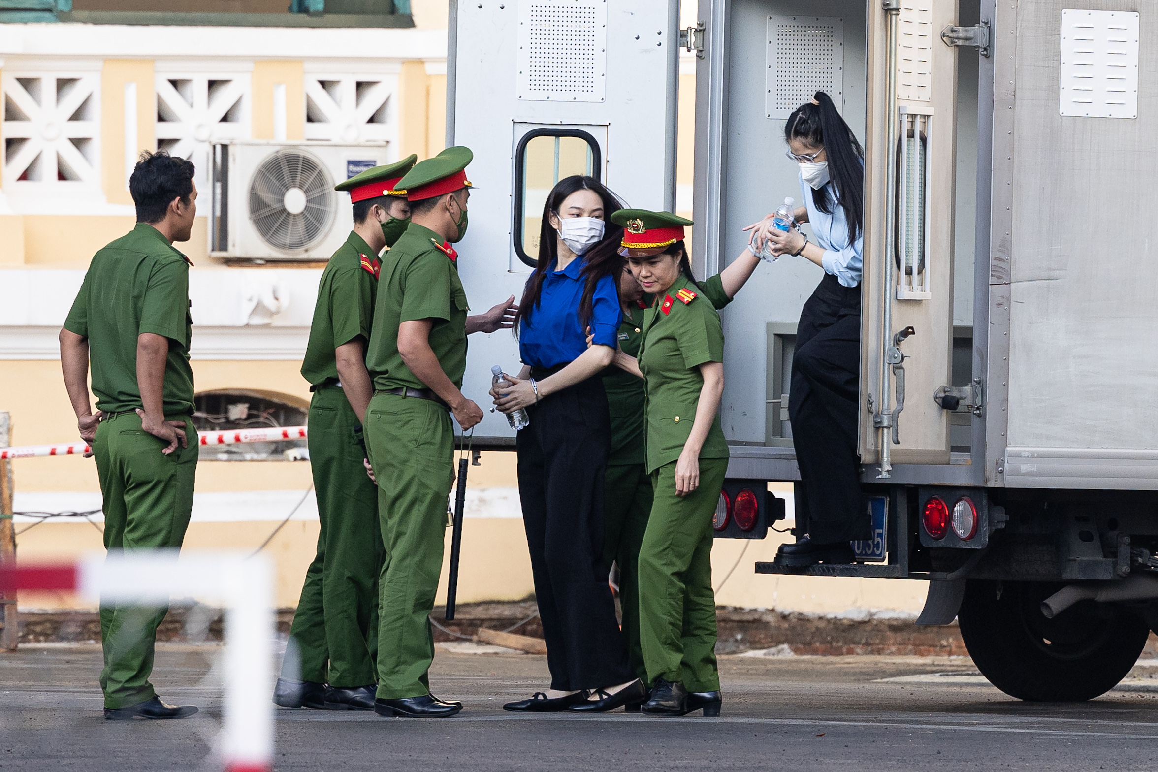 Xét xử vụ kẹo Kera: Những hình ảnh đầu tiên tại toà của Hoa hậu Thuỳ Tiên, Hằng Du Mục và Quang Linh Vlog- Ảnh 1.