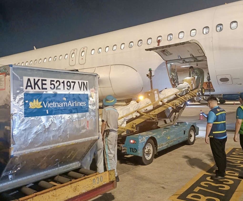 Những kiện hàng hỗ trợ vùng lũ đầu tiên trên chuyến bay của Vietnam Airlines đã đến Huế - 1