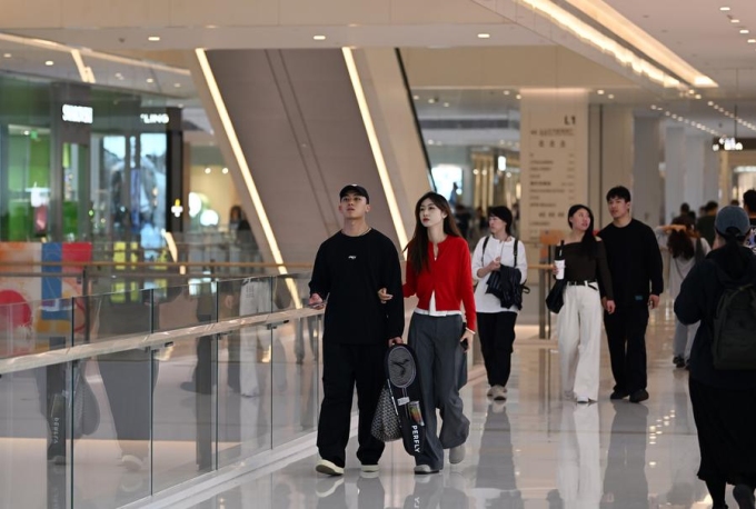 Mọi người đi dạo tại một trung tâm mua sắm ở Thiên Tân, Trung Quốc hồi tháng 10/2024. Ảnh: Xinhua