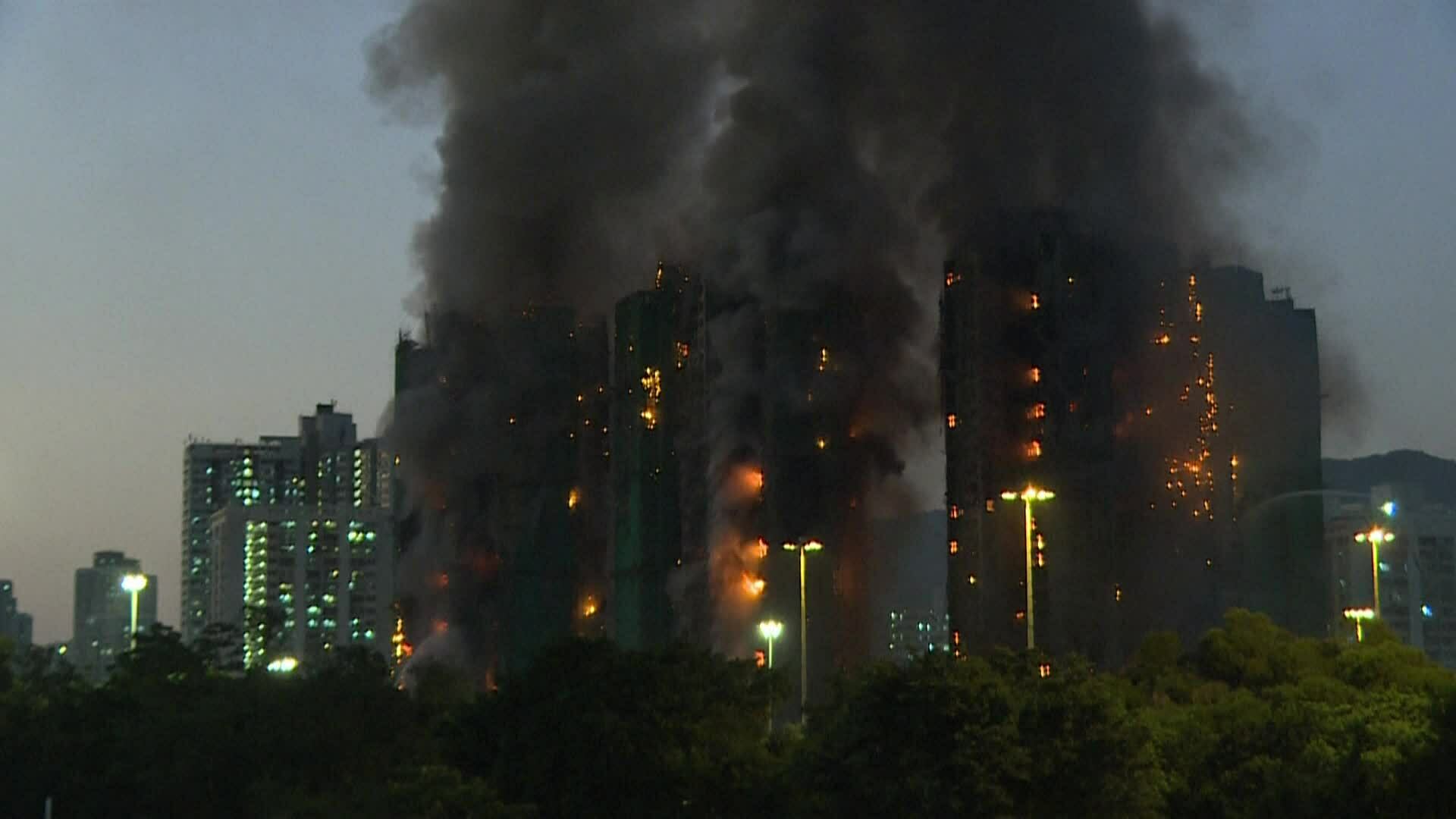 Lửa bao trùm nhiều tòa chung cư ở Hong Kong, 4 người chết