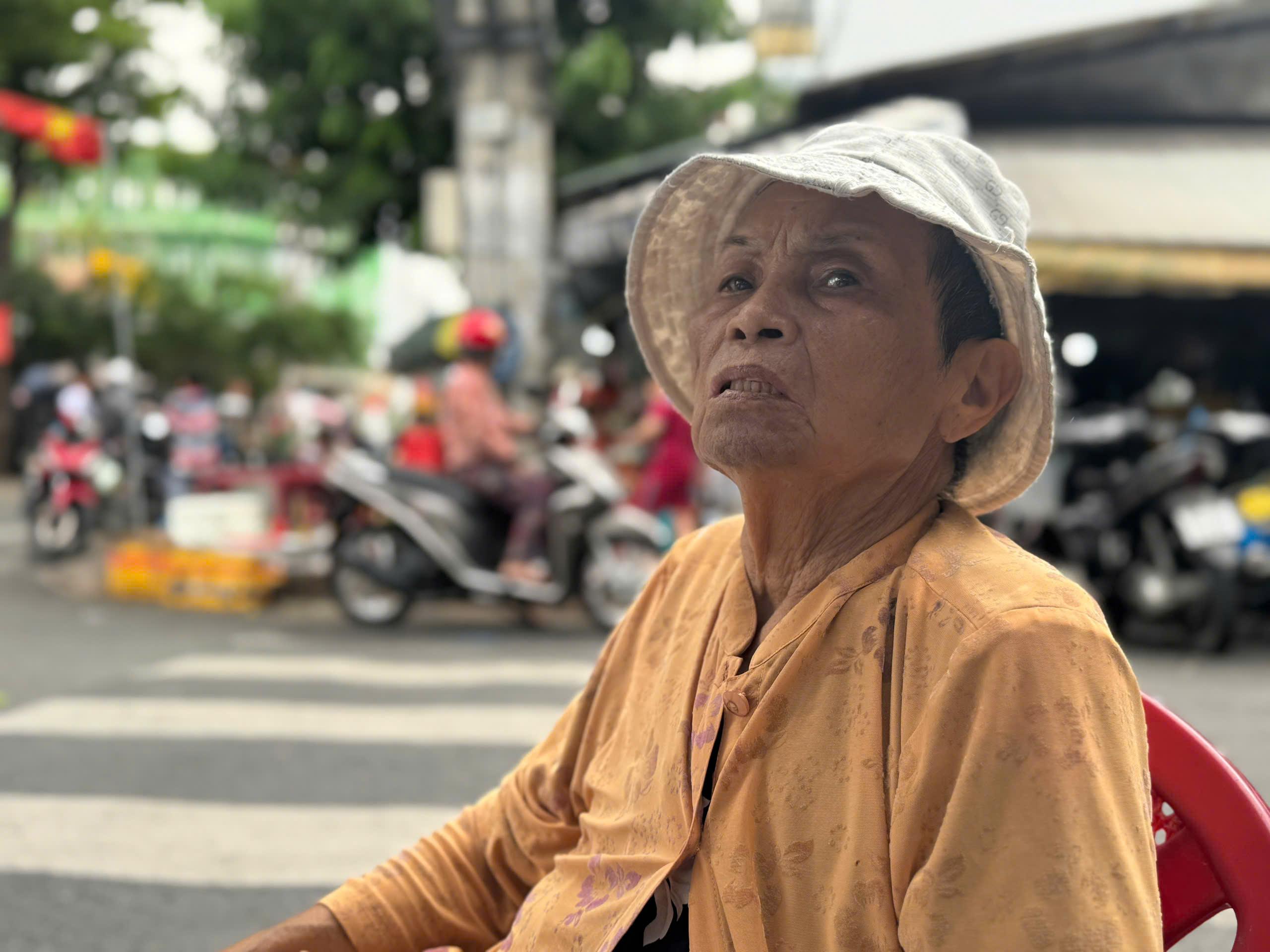 Đời chợ ở TP.HCM: Những phận đời bám chợ- Ảnh 1.