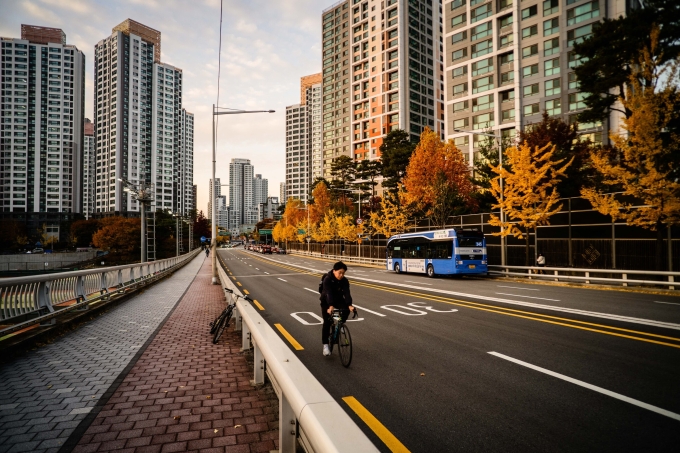 Người dân đạp xe trên một tuyến đường ở Seoul, Hàn Quốc ngày 11/11. Ảnh: AFP