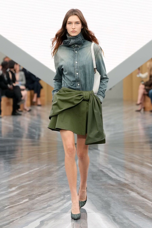 Những thiết kế và cách phối áo cổ cao mùa lạnh bạn nhất định 'phải biết'- Ảnh 1. Những thiết kế và cách phối áo cổ cao mùa lạnh bạn nhất định 'phải biết'- Ảnh 1.