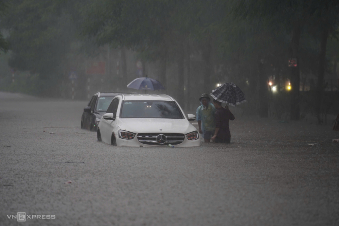 Xe ngập nước trên phố Thái Hà (Hà Nội) vào đầu tháng 10. Ảnh: Hoàng Giang
