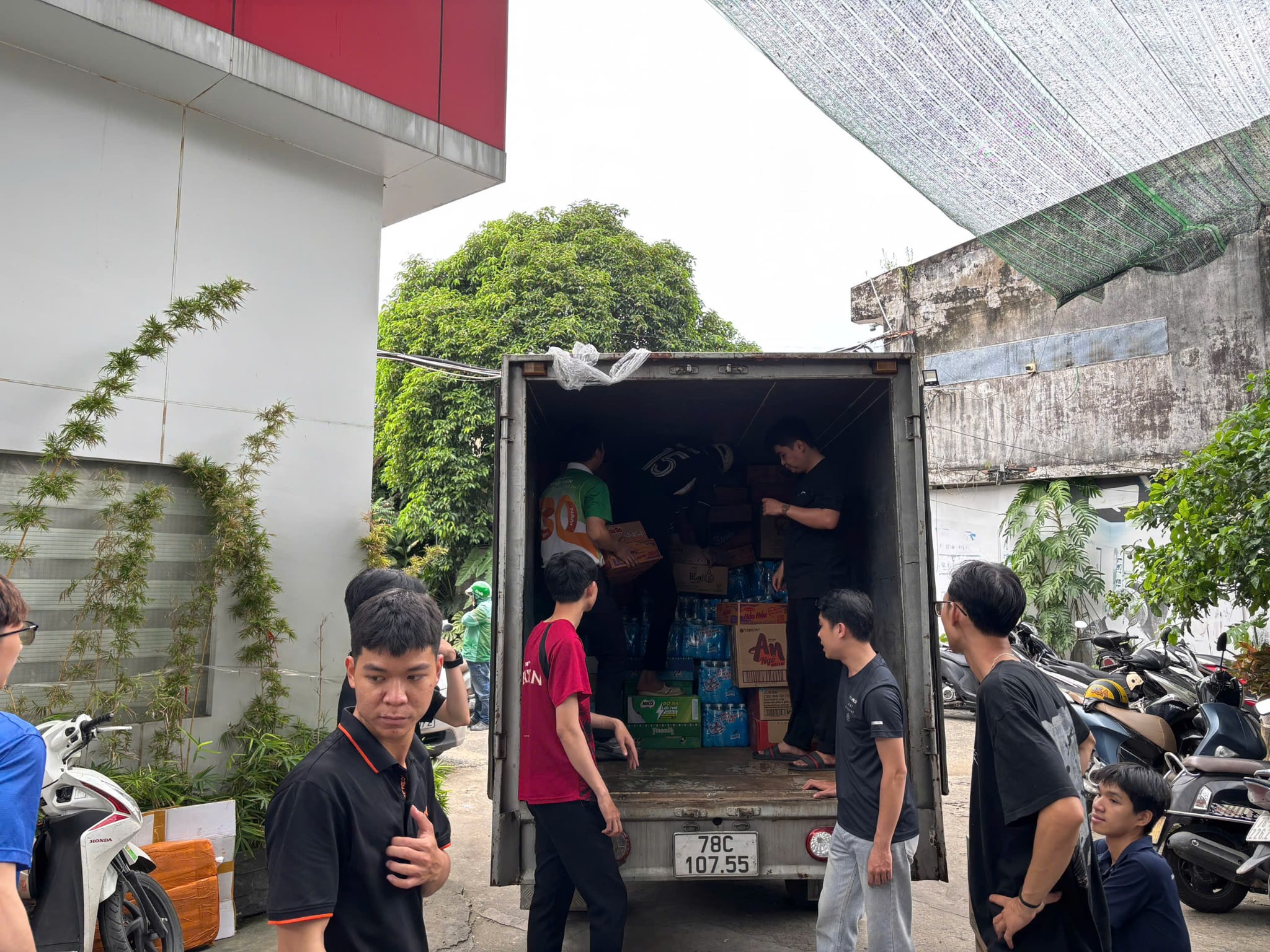 Những trái tim nặng tình người đã đến vùng lũ - Ảnh 2. vùng lũ - Ảnh 2.