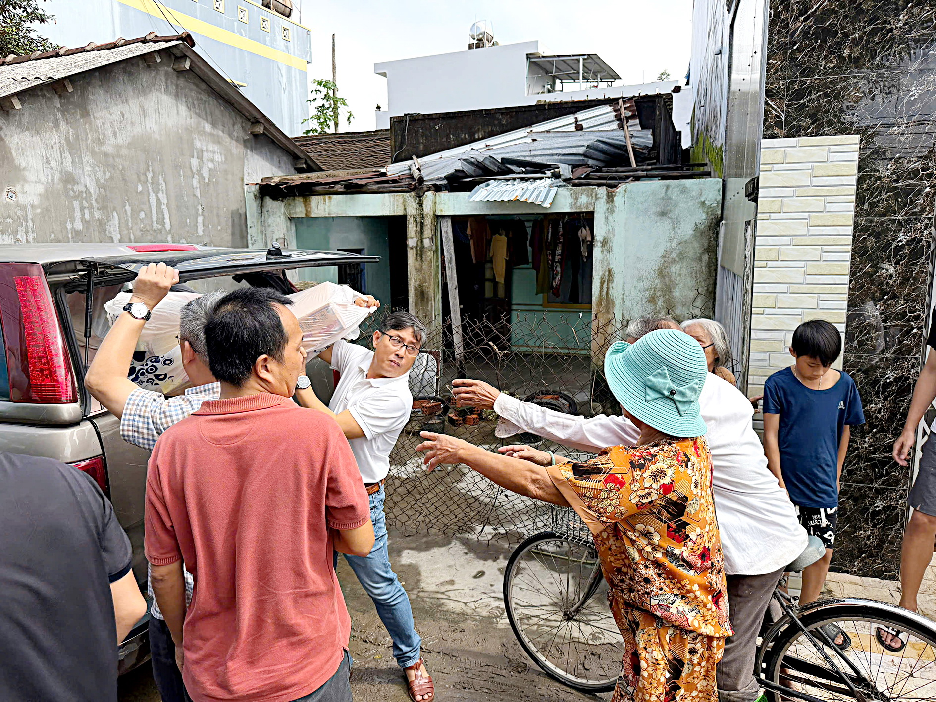 Những trái tim nặng tình người đã đến vùng lũ 1 vùng lũ - Ảnh 1.
