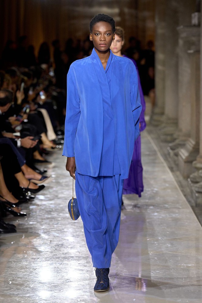 Những trang phục trung tính 'dành riêng' cho người bận rộn - Ảnh 1.