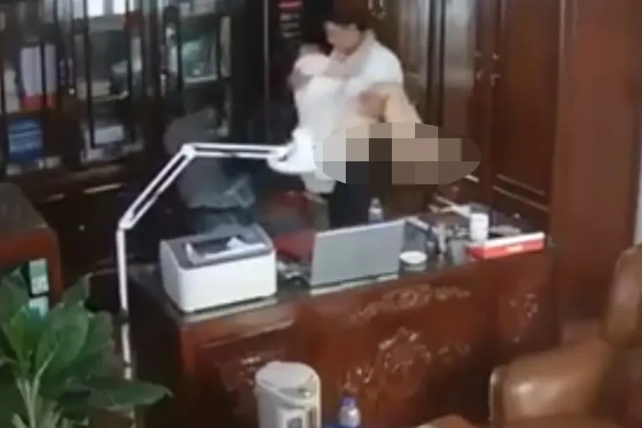 Sở GD-ĐT Ninh Bình vào cuộc vụ clip người thầy “gần gũi” với nhiều phụ nữ tại phòng làm việc 2.jpeg