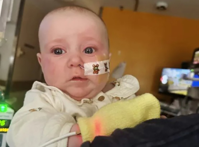 Bé Piper khi được điều trị trong bệnh viện. Ảnh: Hanna Everett