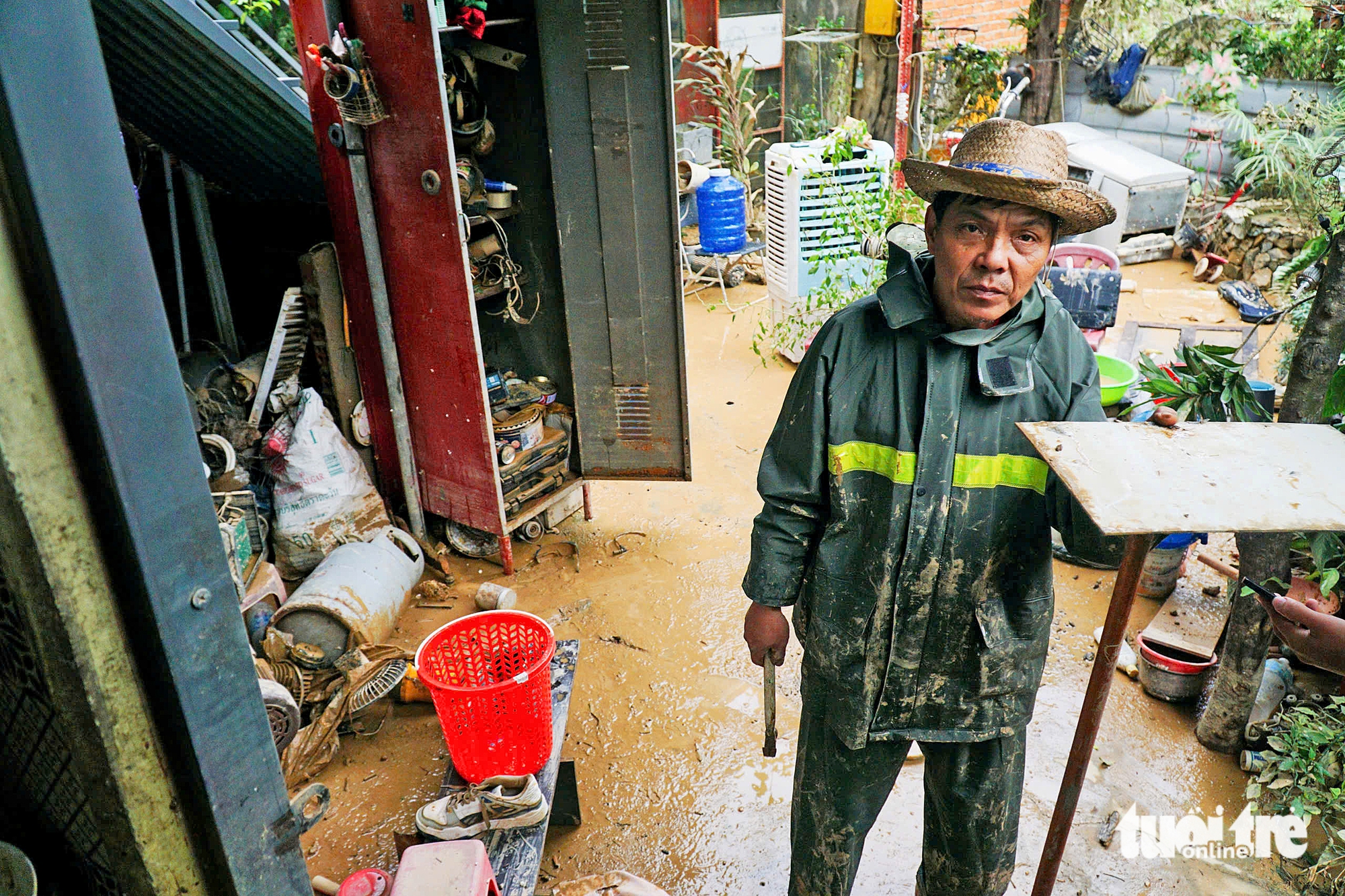 Nỗi đau xé lòng ở Diên Điền: Tuột tay người thân giữa lũ dữ... 1 Nỗi đau xé lòng ở Diên Điền: Tuột tay người thân giữa lũ dữ... - Ảnh 1.