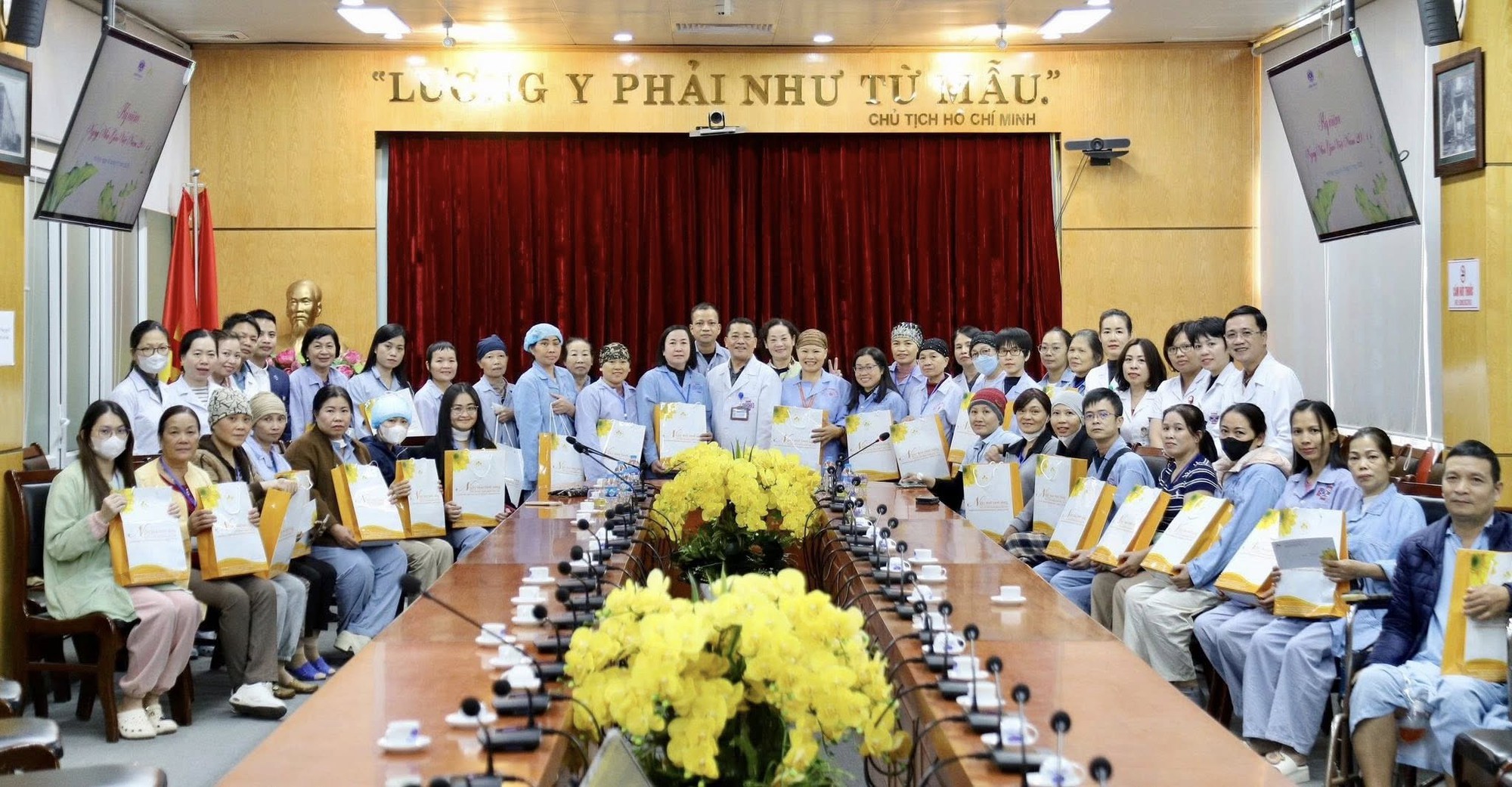 Ngày 20/11 bên giường bệnh K: Nơi những thầy cô từng ngày từng giờ vẫn đau đáu niềm tin sẽ trở về dưới mái trường- Ảnh 1. Ngày 20/11 bên giường bệnh K: Nơi những thầy cô từng ngày từng giờ vẫn đau đáu niềm tin sẽ trở về dưới mái trường- Ảnh 1.