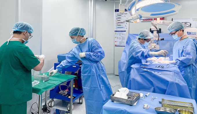 Bác sĩ Huy chọc hút tinh trùng từ mào tinh ông Quân và chuyển đến phòng Lab. Ảnh: Bệnh viện Đa khoa Tâm Anh - Quận 8