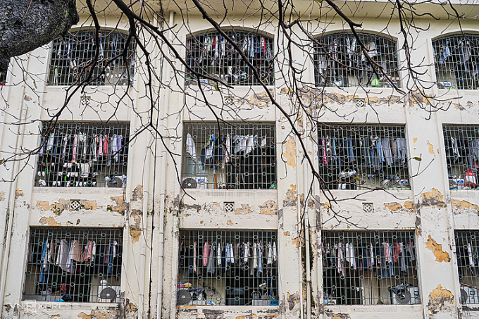 Hơi ẩm bám trên bề mặt đồ dùng, chăn ga, quần áo khiến virus, vi khuẩn phát triển mạnh. Ảnh: Hoàng Giang