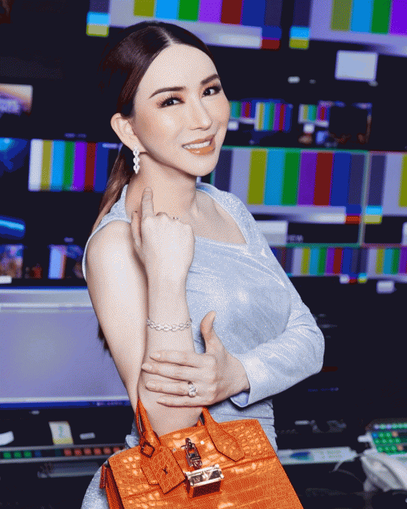 Anne Jakrajutatip, bà trùm hoa hậu hoàn vũ