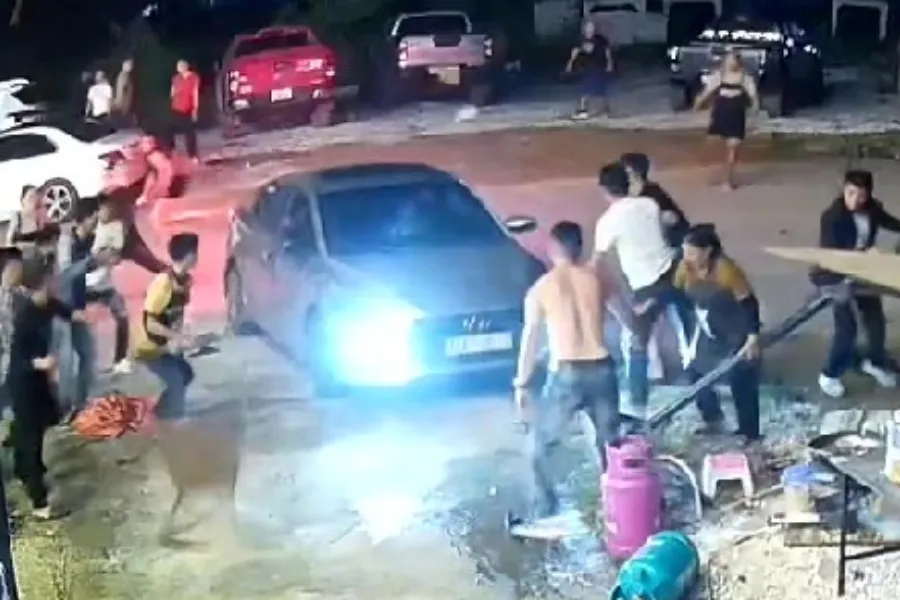 Chiếc xe lao vào đám đông trước quán Nguyệt Ốc. Ảnh: Cắt từ clip nữ chủ quán.jpg