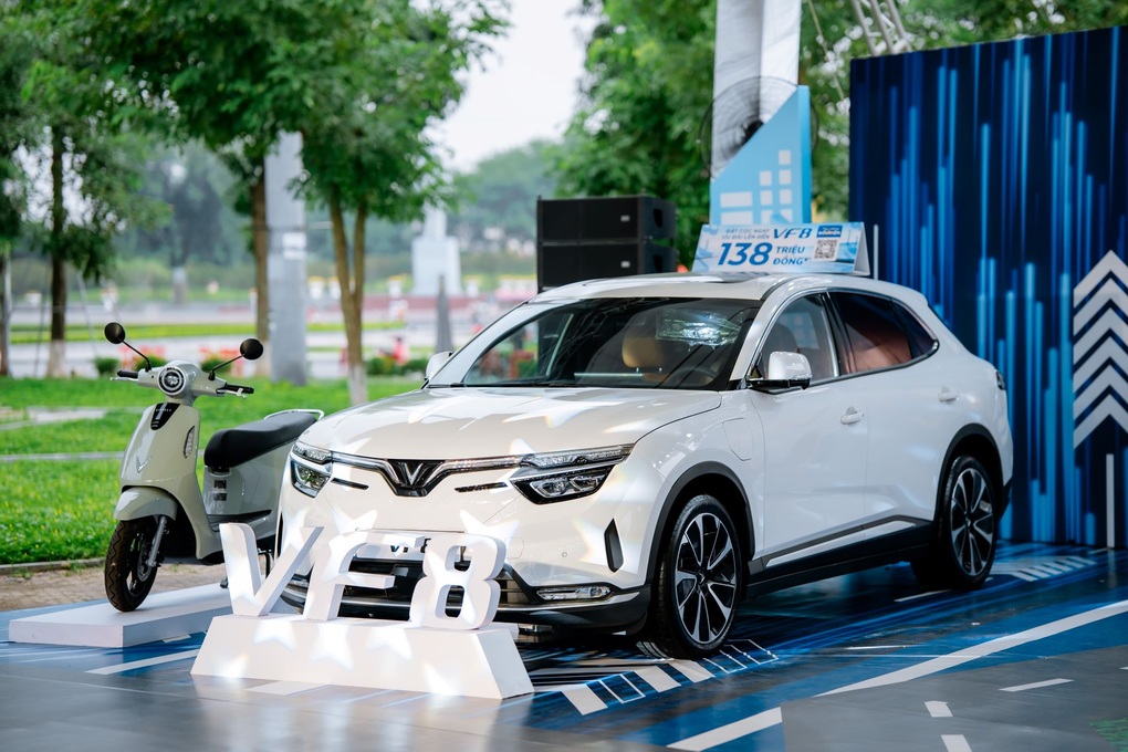 Nữ khách hàng sở hữu 2 chiếc VinFast VF 8 - 1