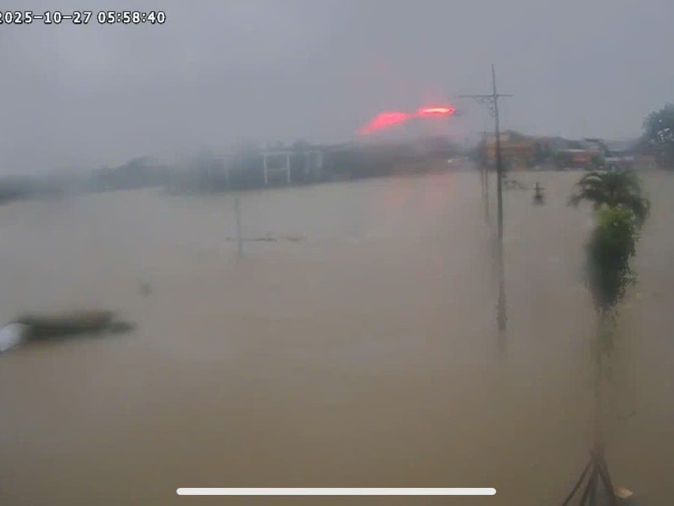 Clip: Nước lũ cuồn cuộn tràn qua đập, đường phố Huế chìm trong dòng nước đục ngầu- Ảnh 1.