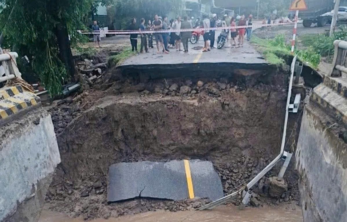 Nước lũ cuốn đứt đường đầu cầu, đường Trường Sơn Đông ách tắc 1 đường Trường Sơn Đông - Ảnh 1.