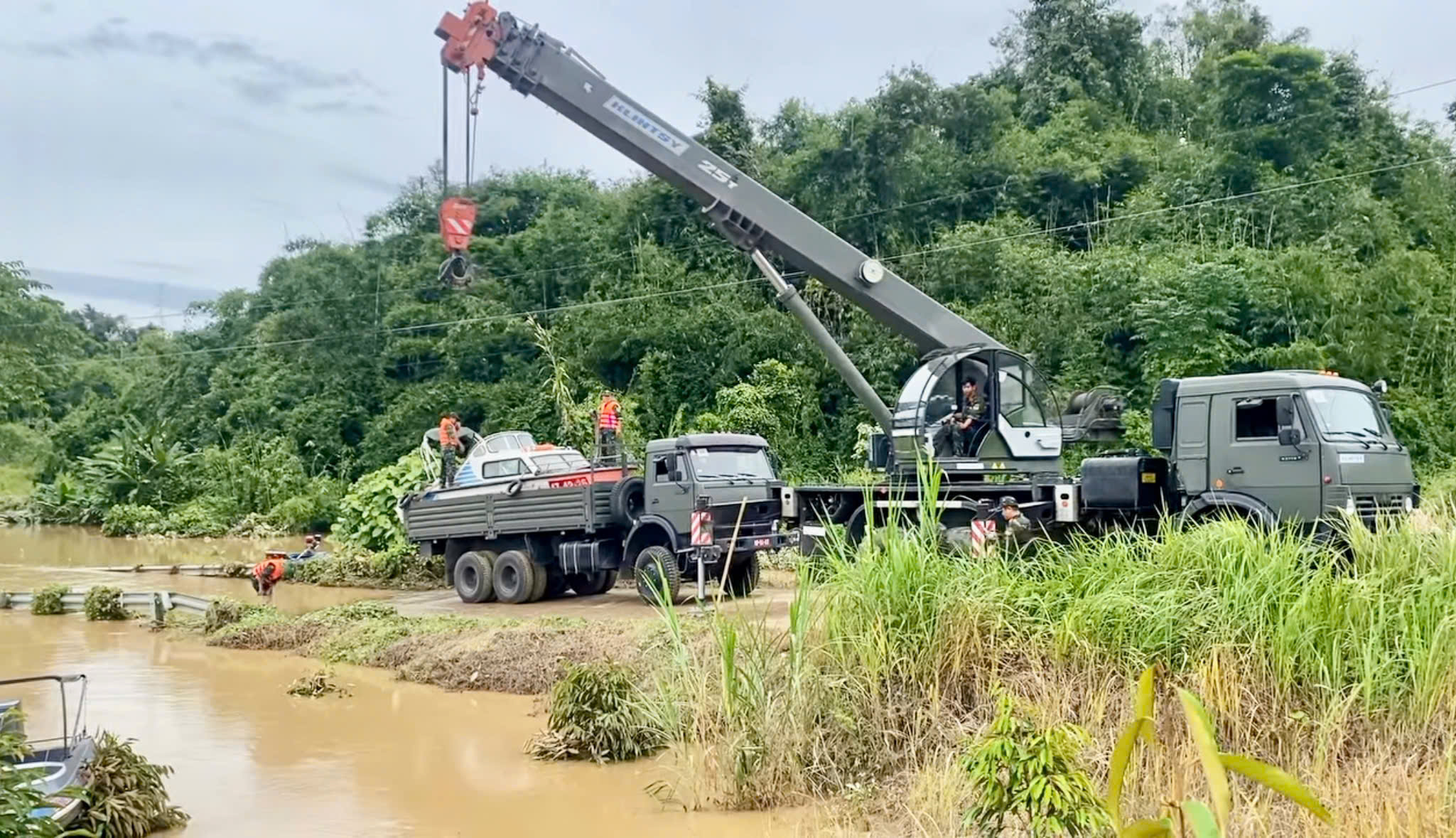 'Nước lũ lên nhanh, không có quân đội, công an hỗ trợ xã sẽ vỡ trận'- Ảnh 1.