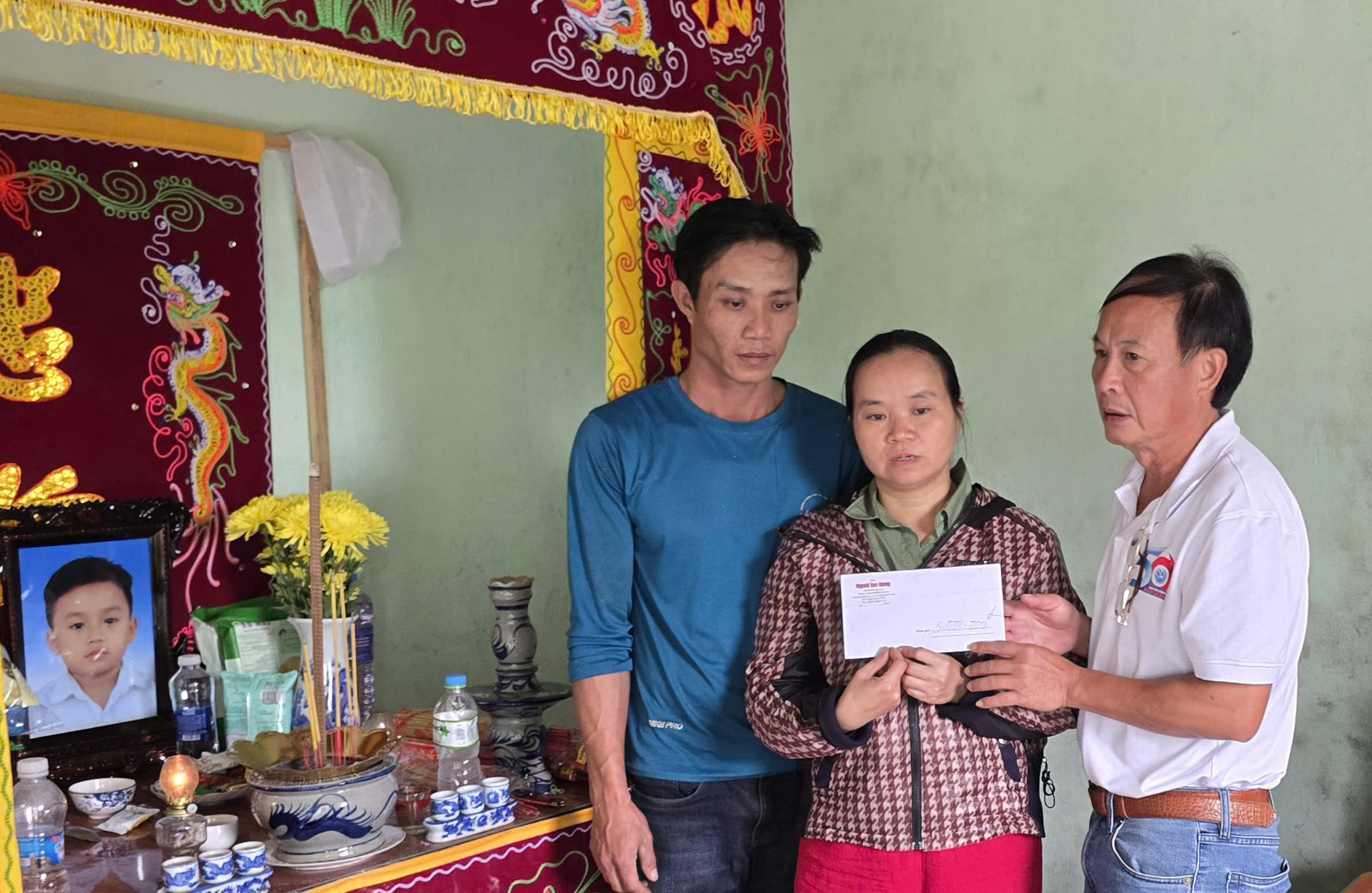 Nước mắt chảy ngược bên dòng sông Ba sau cơn lũ lịch sử - Ảnh 1.