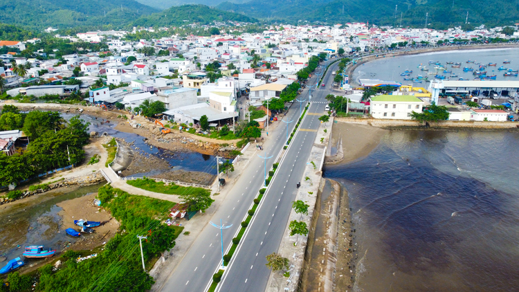 Nuoc thai tu bai rac tren nui chay ra bien