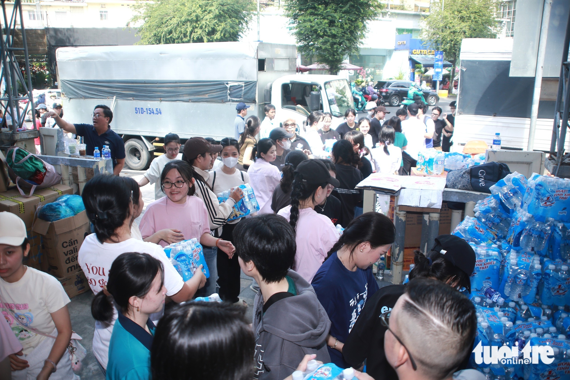 Nườm nượp người đến Cung Văn hóa Lao động TP.HCM phụ giúp sắp xếp, chuyển hàng hỗ trợ vùng lũ 2 tp.hcm - Ảnh 2.