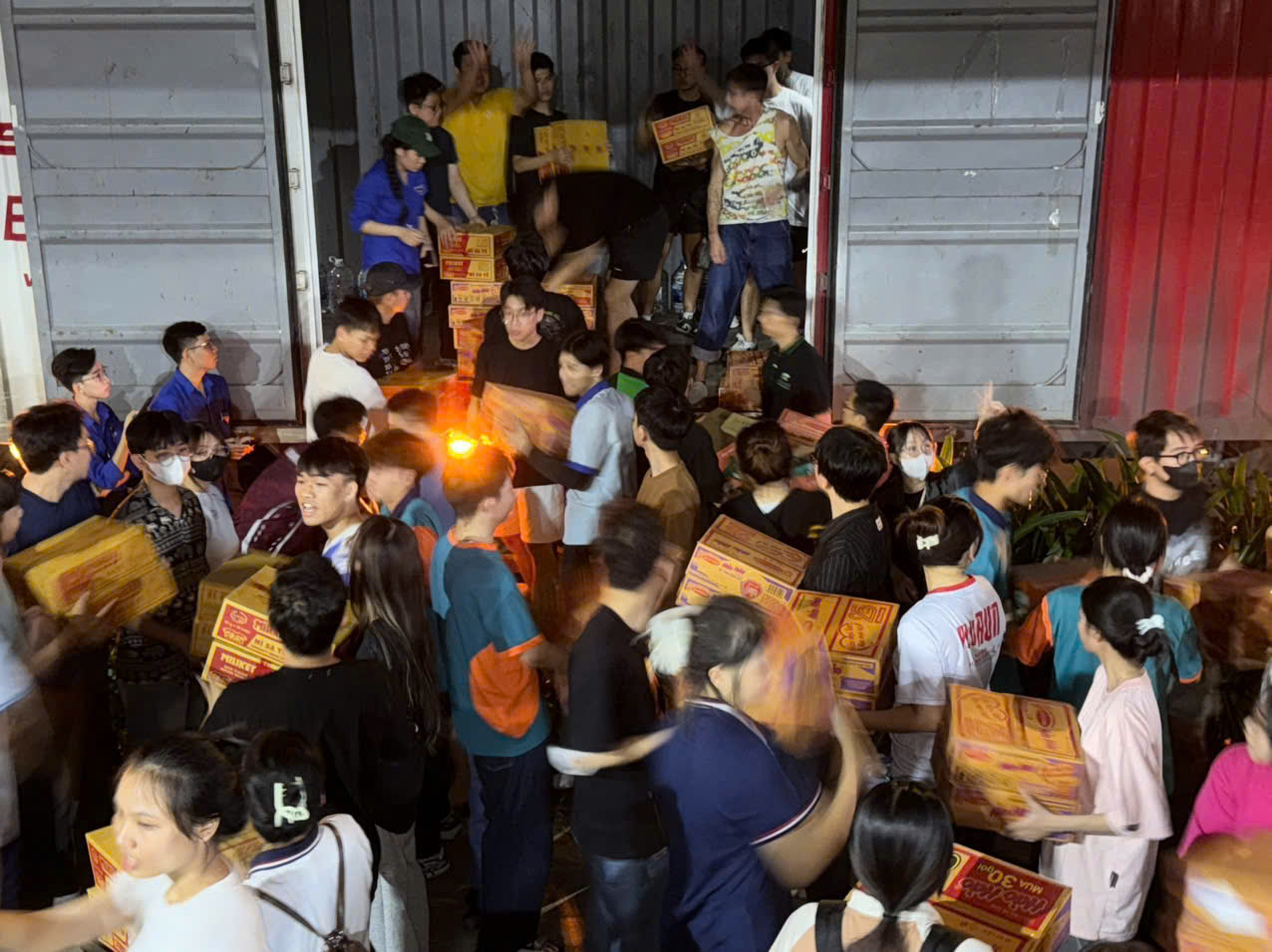 Nườm nượp người đến Cung Văn hóa Lao động TP.HCM phụ giúp sắp xếp, chuyển hàng hỗ trợ vùng lũ 1 tp.hcm - Ảnh 1.