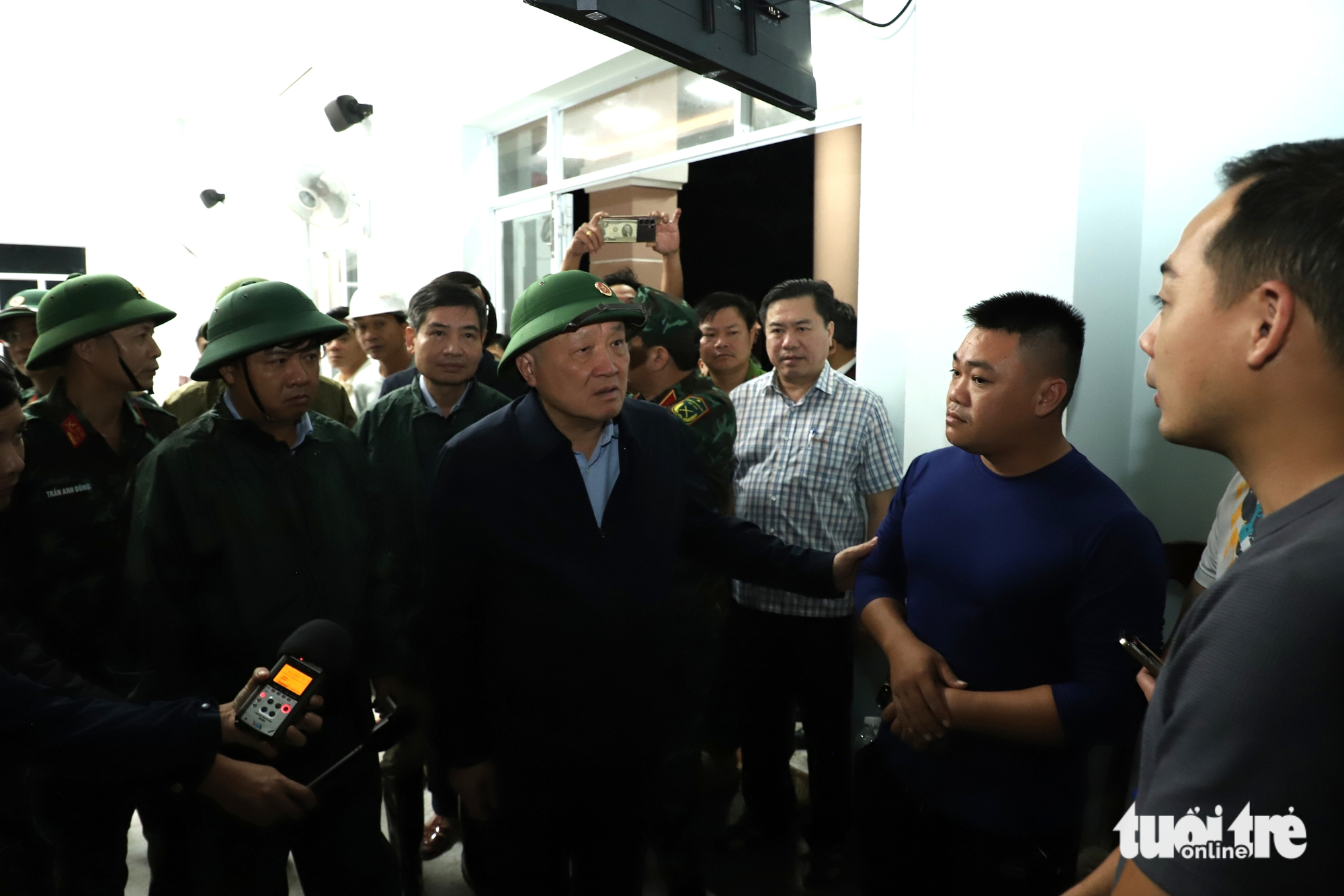 Ở rốn lũ Đông Hòa, hàng chục ngàn người dân vẫn còn chờ ứng cứu 1 lũ lịch sử - Ảnh 1.