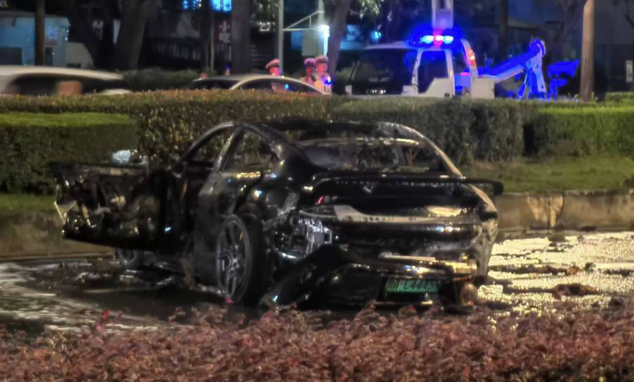 Ô tô điện Xiaomi bốc cháy không thể mở cửa, tài xế kẹt trong xe tử vong - Ảnh 1.