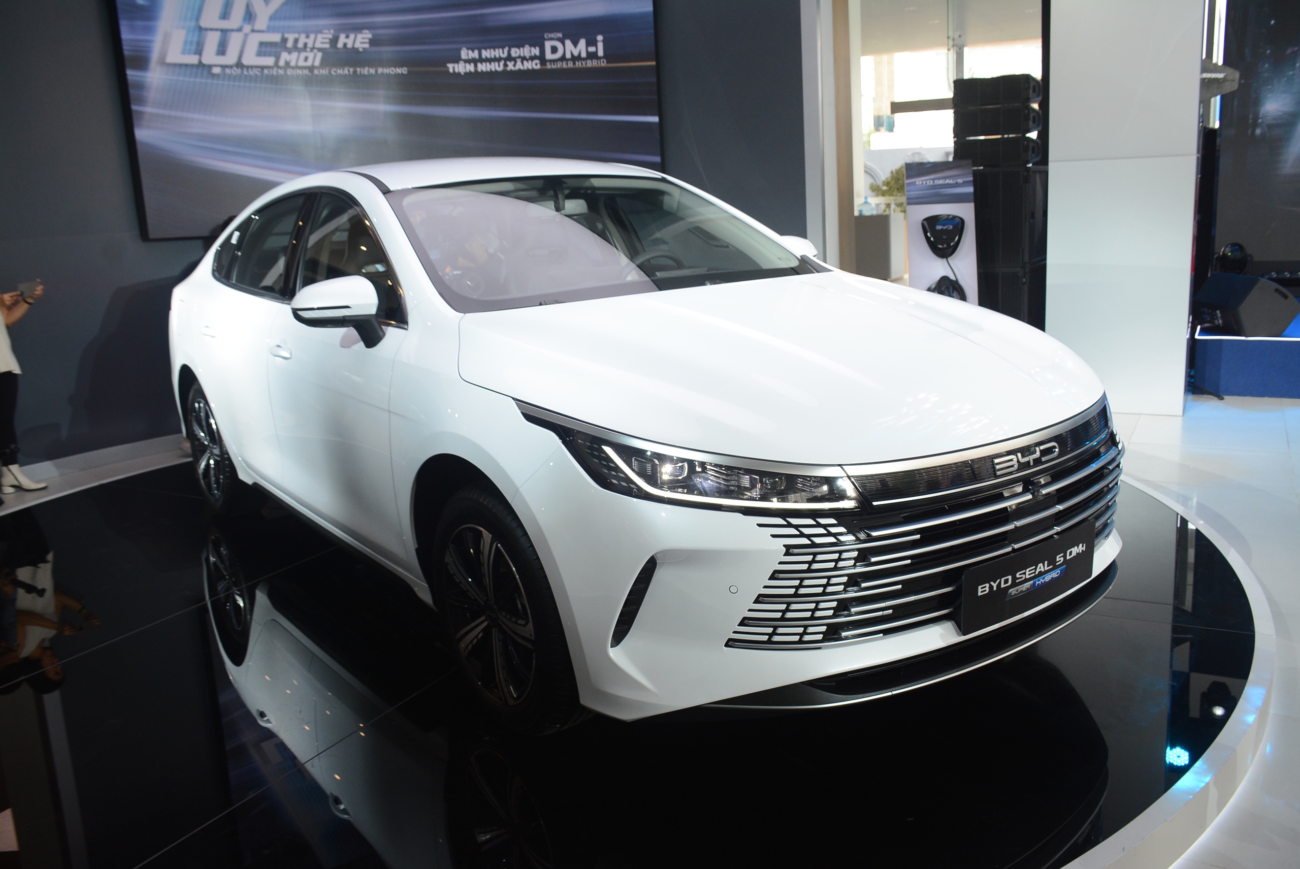 Ô tô hybrid tại Việt Nam 'đua' giảm giá, nhiều mẫu mới ưu đãi hàng chục triệu - Ảnh 3.