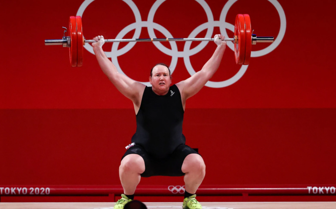 VĐV chuyển giới Laurel Hubbard của New Zealand thi đấu ở hạng cân 87kg nữ tại Olympic Tokyo 2020. Ảnh: Reuters