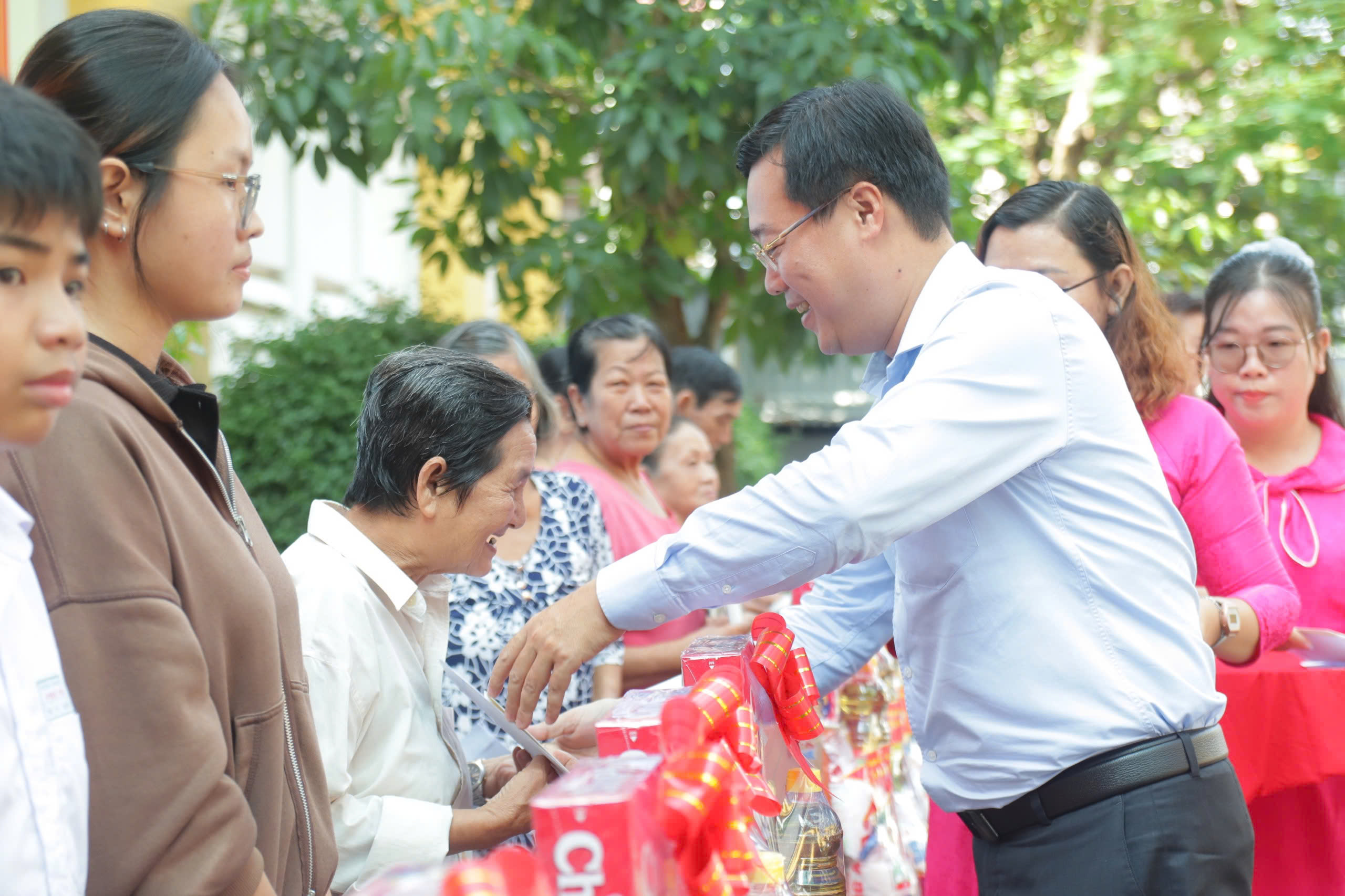 TP.HCM: Ông Lê Quốc Phong dự ngày hội đại đoàn kết tại phường Bình Phú- Ảnh 1.