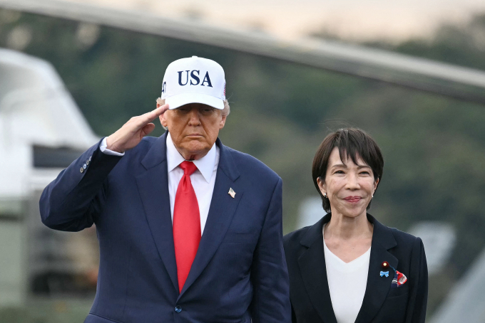 Tổng thống Mỹ Donald Trump (trái) và Thủ tướng Nhật Bản Sanae Takaichi trên tàu sân bay George Washington tại Yokosuka ngày 28/10. Ảnh: AFP