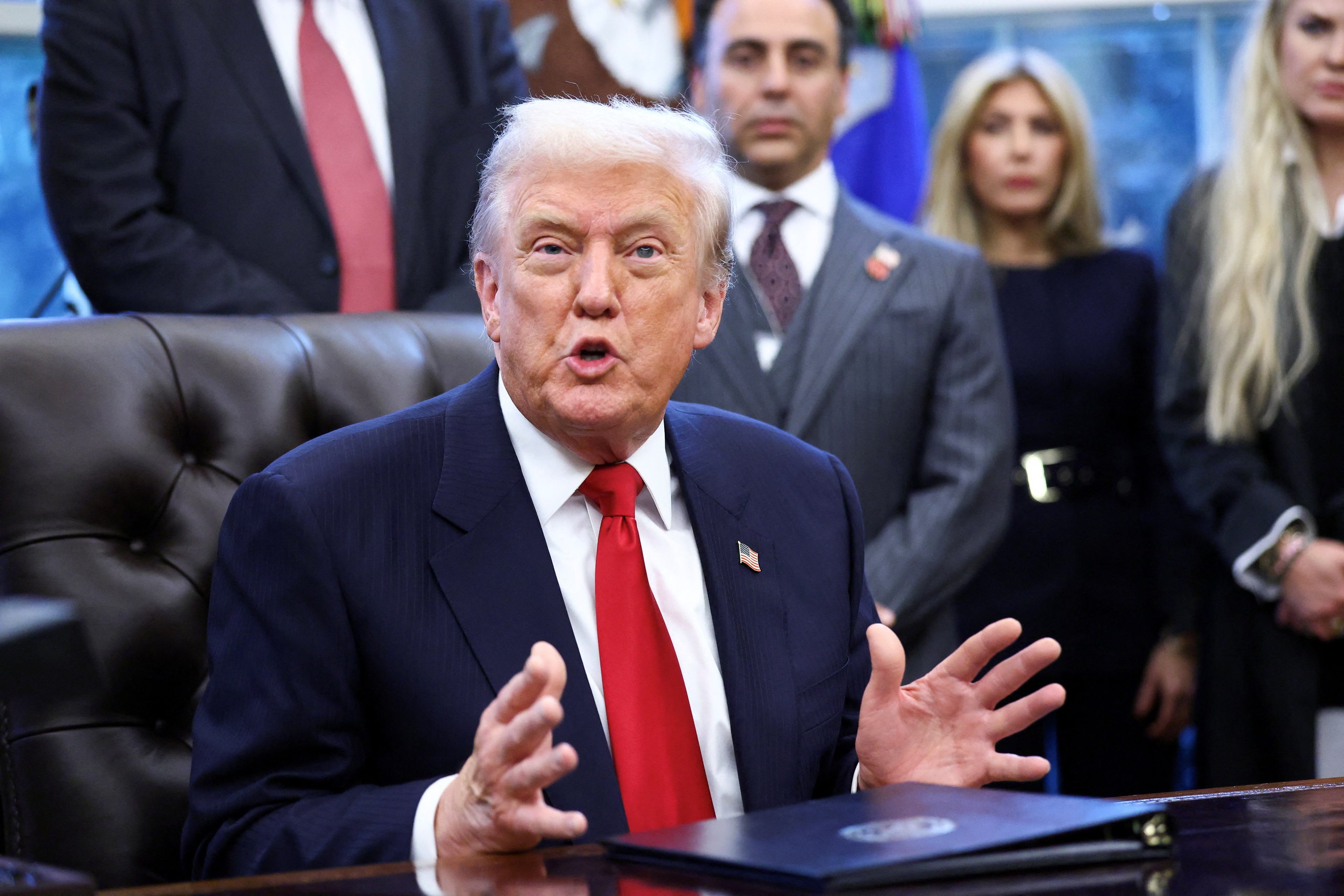 Ông Trump nói sẽ phát tiền cho dân, gọi người phản đối thuế quan là 'kẻ ngốc' - Ảnh 1.