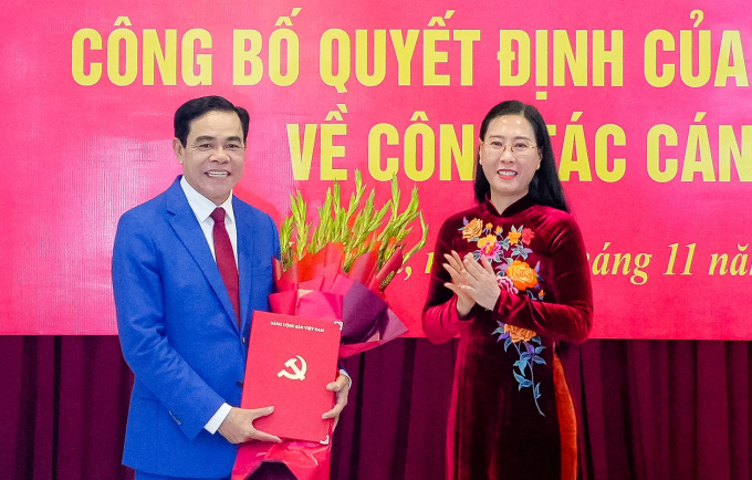 Bà Bùi Thị Quỳnh Vân, Phó Ban Tổ chức Trung ương, trao quyết định, tặng hoa chúc mừng ông Võ Trọng Hải. Ảnh: Phạm Bằng