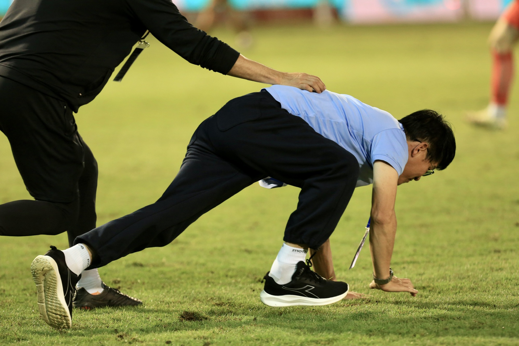 HAGL thoát thua Thanh Hóa nhờ bàn thắng nghẹt thở phút 100: Ông Vũ Tiến Thành ăn mừng cực lạ- Ảnh 1.