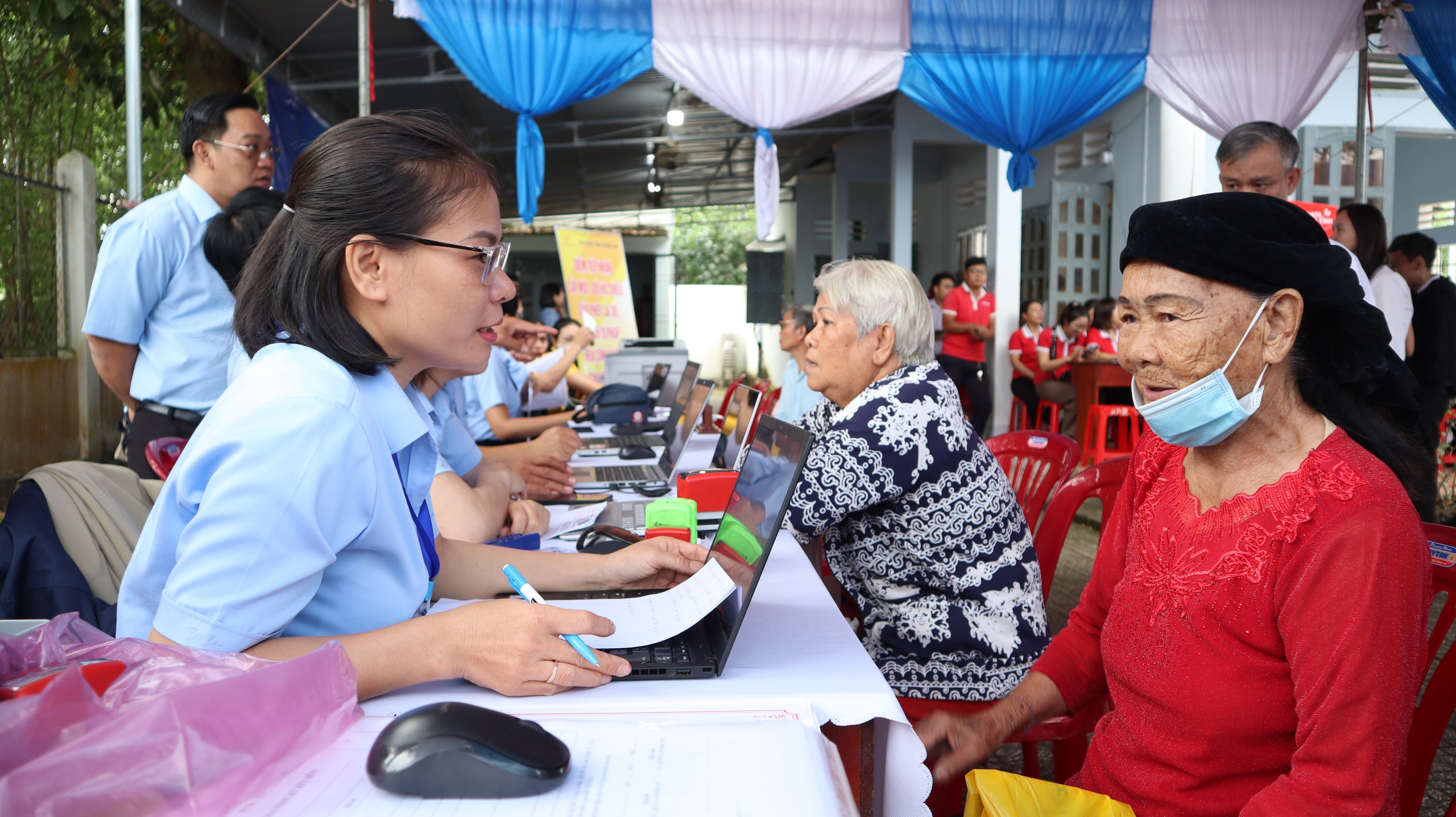 Ông bà U70 hào hứng đến nhà văn hóa nhận giấy chứng nhận đăng ký kết hôn- Ảnh 1.