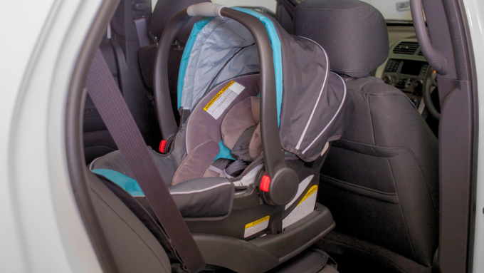 Nôi lắp ngược trên xe cho trẻ sơ sinh. Ảnh: NHS UK